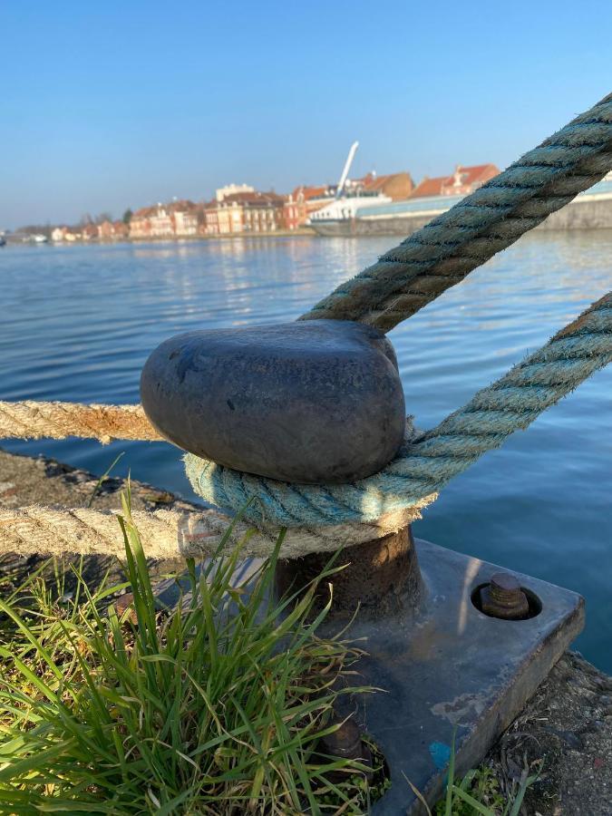 Peniche "Louise Michel" Sejournez Dans L'Appartement Du Capitaine, Offrez Vous Une Experience Inoubliable Au Fil De L'Eau Douai Buitenkant foto