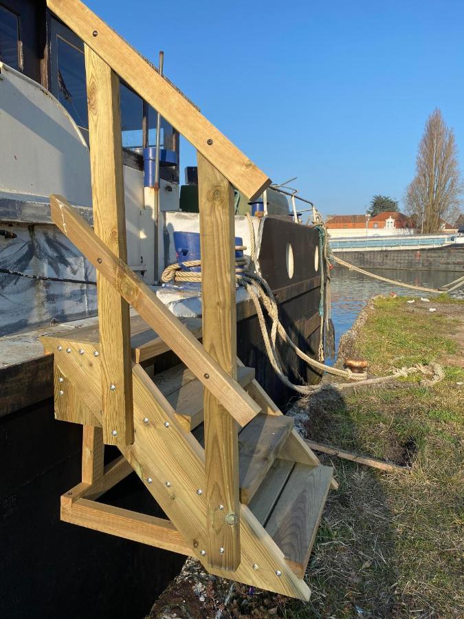 Peniche "Louise Michel" Sejournez Dans L'Appartement Du Capitaine, Offrez Vous Une Experience Inoubliable Au Fil De L'Eau Douai Buitenkant foto