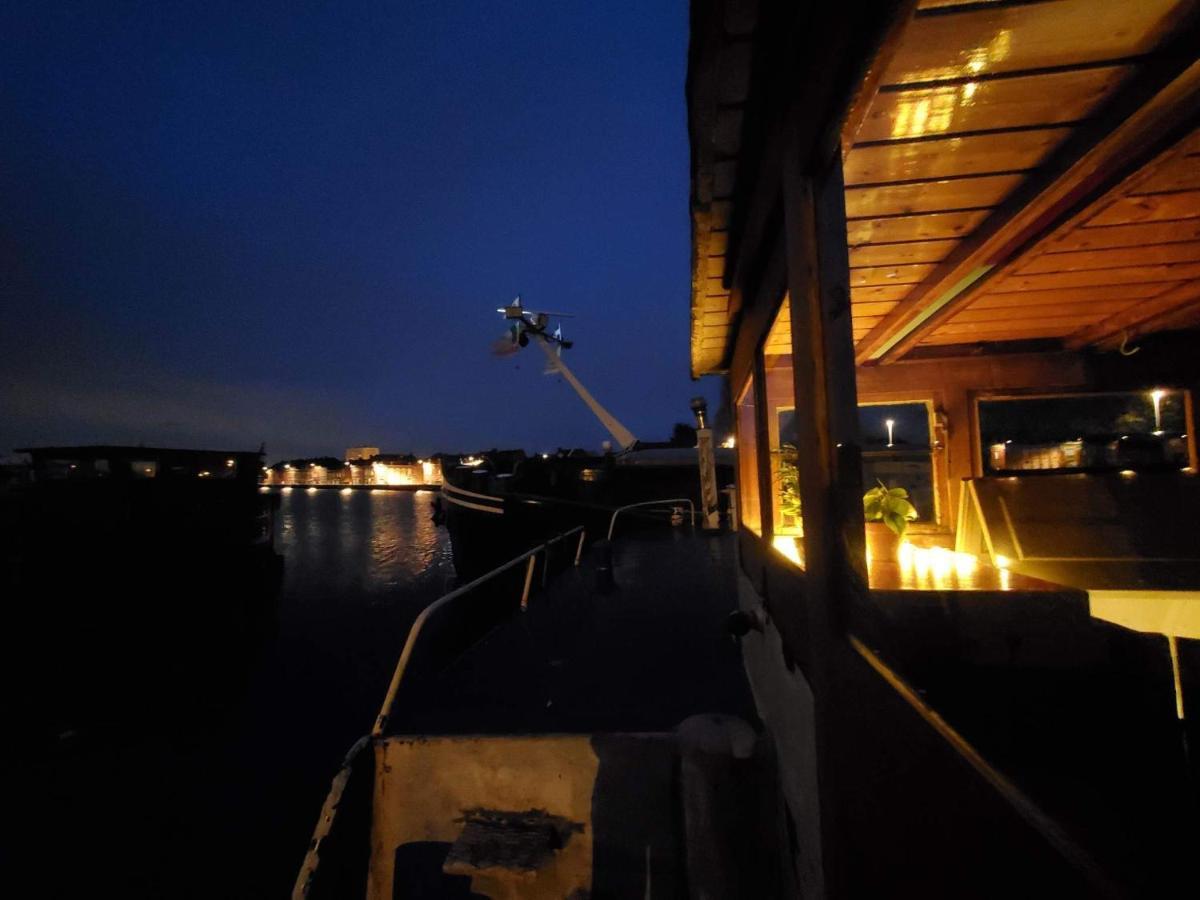 Peniche "Louise Michel" Sejournez Dans L'Appartement Du Capitaine, Offrez Vous Une Experience Inoubliable Au Fil De L'Eau Douai Buitenkant foto